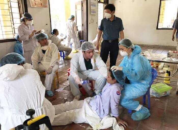 Hình ảnh y, bác sĩ ngất vì kiệt sức khi ngày đêm thực hiện công tác phòng chống dịch Covid 19