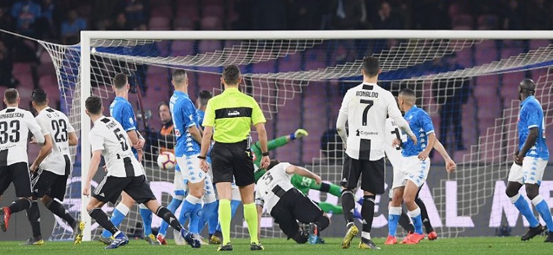 nhung-qua-da-phat-trong-thi-dau-bong-da