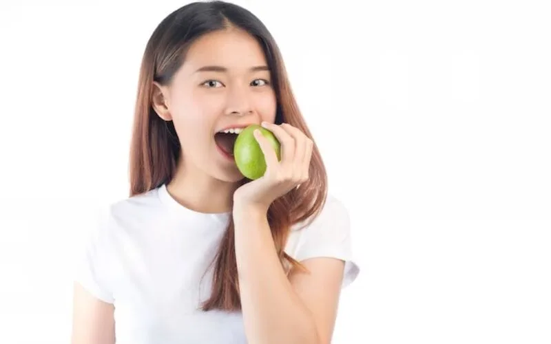 co bao nhieu calo trong mot qua tao giai dap chi tiet cho nguoi muon kiem soat can nang