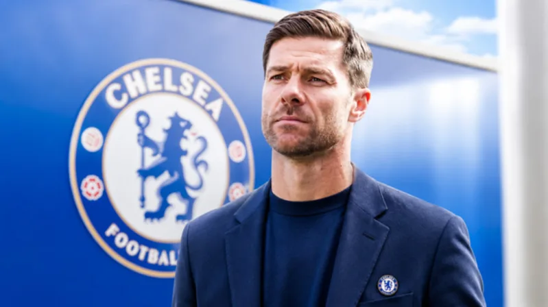 Xabi Alonso là HLV Chelsea hiện tại, bắt đầu nhiệm kỳ từ ngày 1/7/2026 với hợp đồng 4 năm cùng đội bóng thành London.